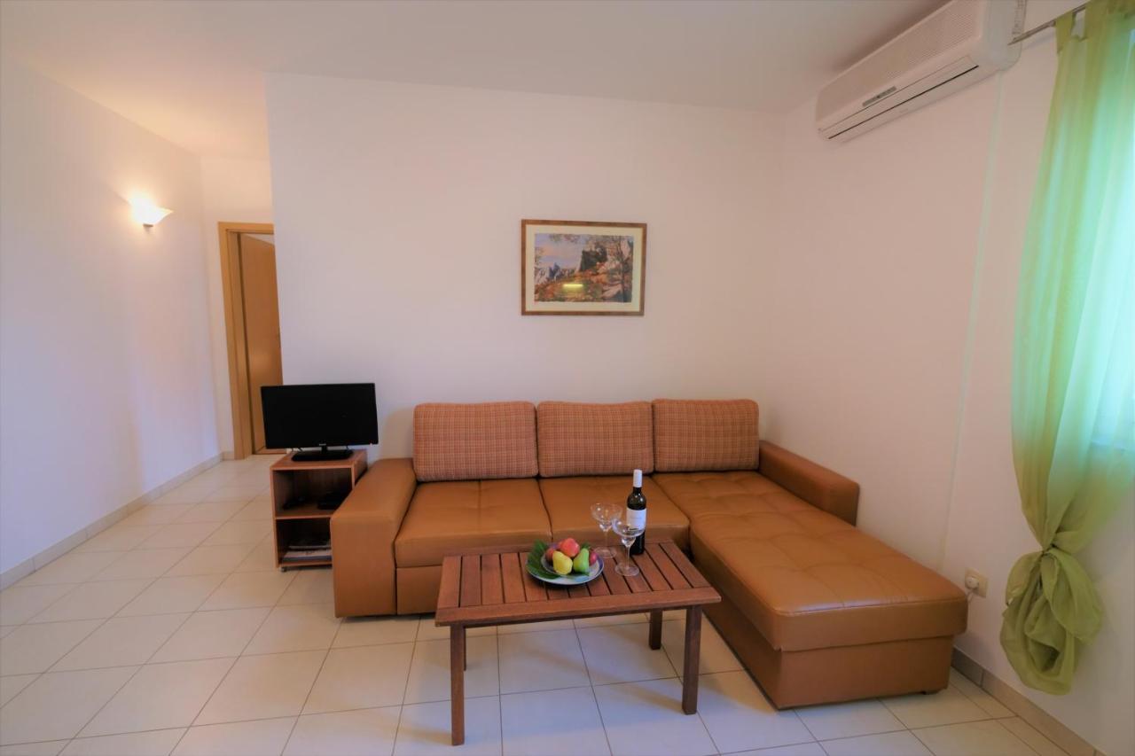 Apartments Coral, Klimno, Island Krk Extérieur photo